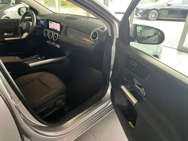 MERCEDES-BENZ B 200 d (8/22)