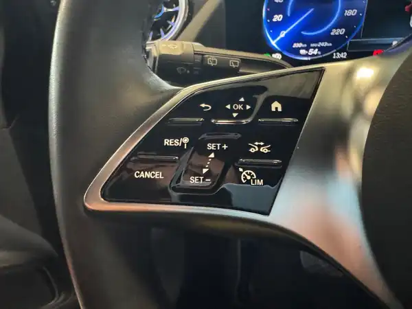 MERCEDES-BENZ EQA 300 4M (11/18)