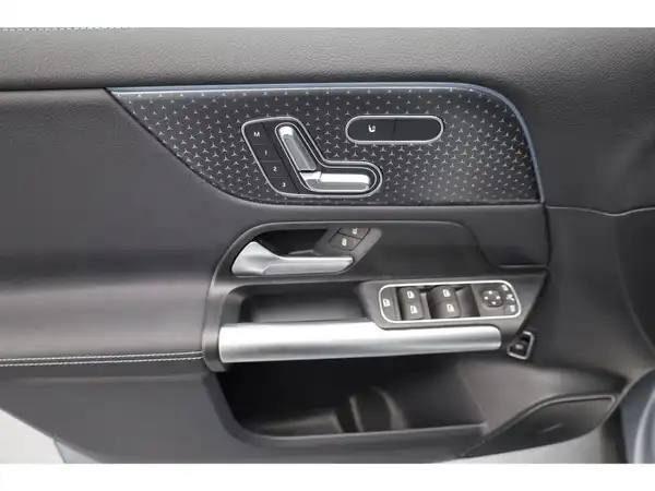MERCEDES-BENZ EQA 350 4M (9/26)