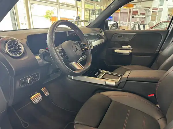 MERCEDES-BENZ EQB 300 4M (8/23)