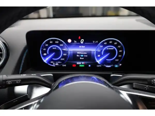 MERCEDES-BENZ EQB 300 4M (10/19)